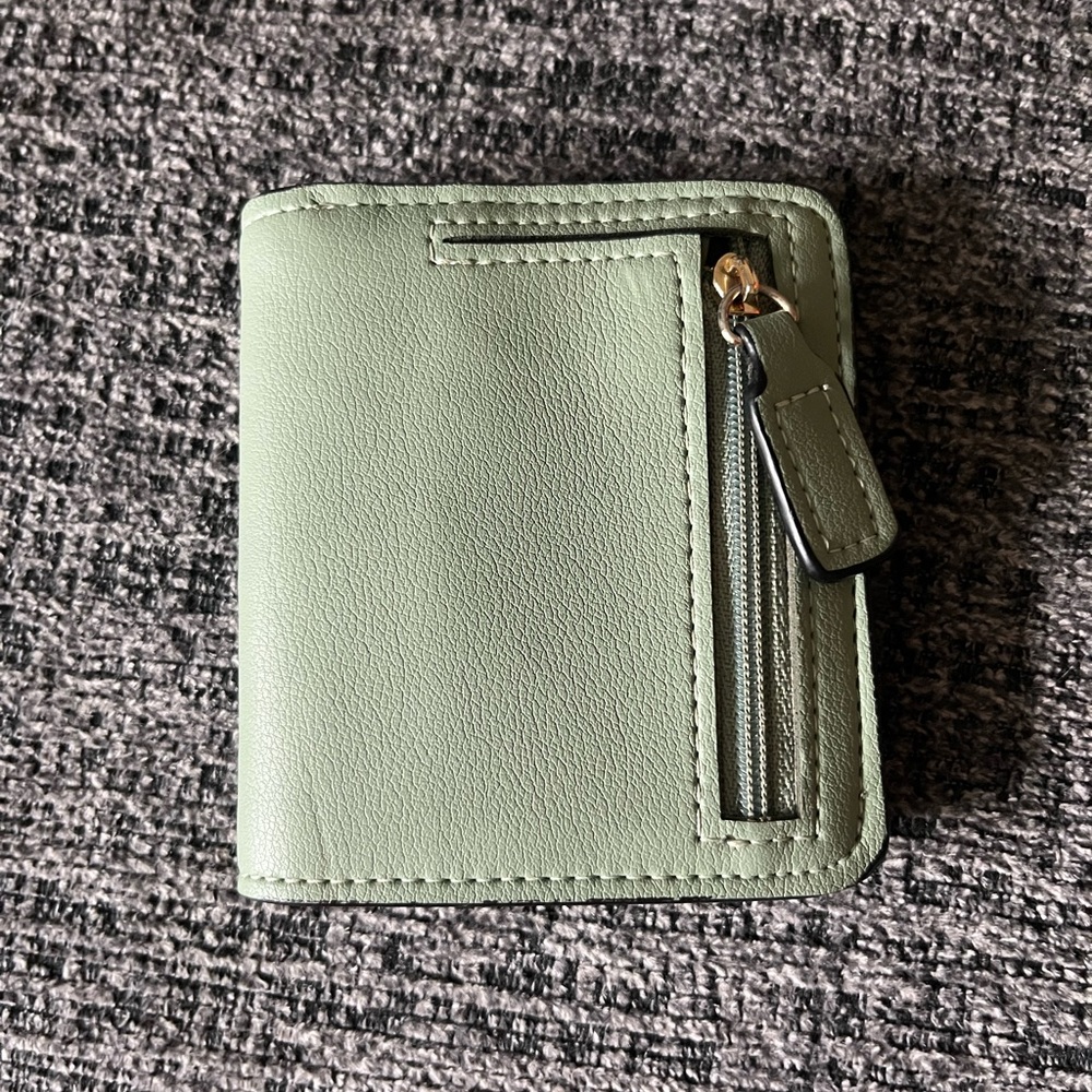 Sleek Green Wallet with Zipper